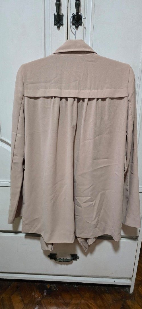 AGGIE Beige Waterfall Drape Jacket (Category: Coats, Jackets and Outerwear) located in Cainta. Submitted by mayiaba (Listing ID 1453879307, Image 2). Description: - Beige waterfall drape jacket from AGGIE - Lightweight fabric with a beautiful flow - Full length sleeves - Open front design, no buttons or zip - Can be worn open or tied with a belt (belt not included) - Ideal for layering over any outfit 449+Shipping (LastPricePosted) Pay via maya/ 