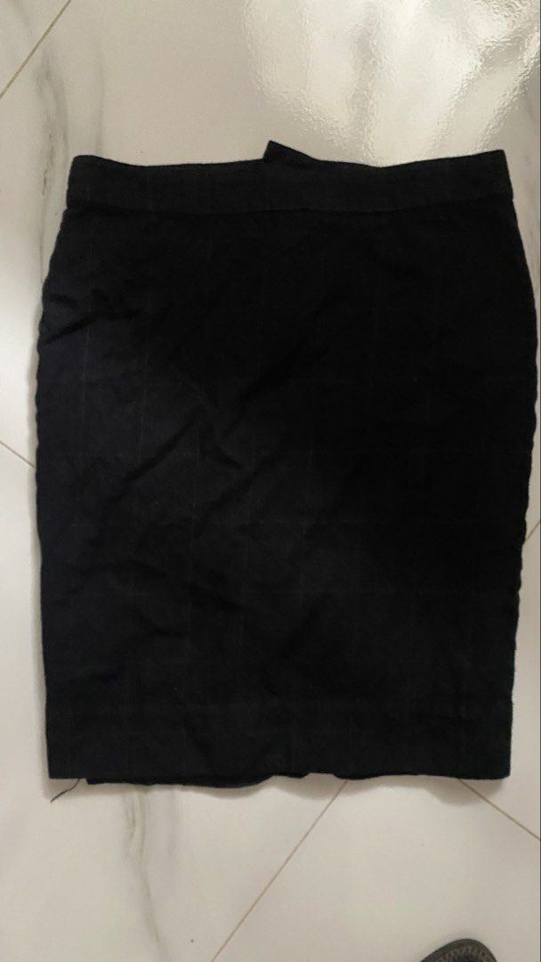 ALLSAINTS Wool Plaid Pencil Skirt (Category: Skirts) located in Cavite. Submitted by bocchi64 (Listing ID 1453826453, Image 1). Description: • Brand: ALLSAINTS Spitalfields (Authentic UK Designer) • Tag Size: UK 10 / US 6 / EU 38 (Fits Medium) • Outer Material: 100% Wool (Dark Grey / Charcoal Grid Plaid) • Lining: 100% Viscose (Full inner lining) • Closure: Back zip with custom AllSaints engraved button fastener Flat Lay Measurements: • Waist: 15