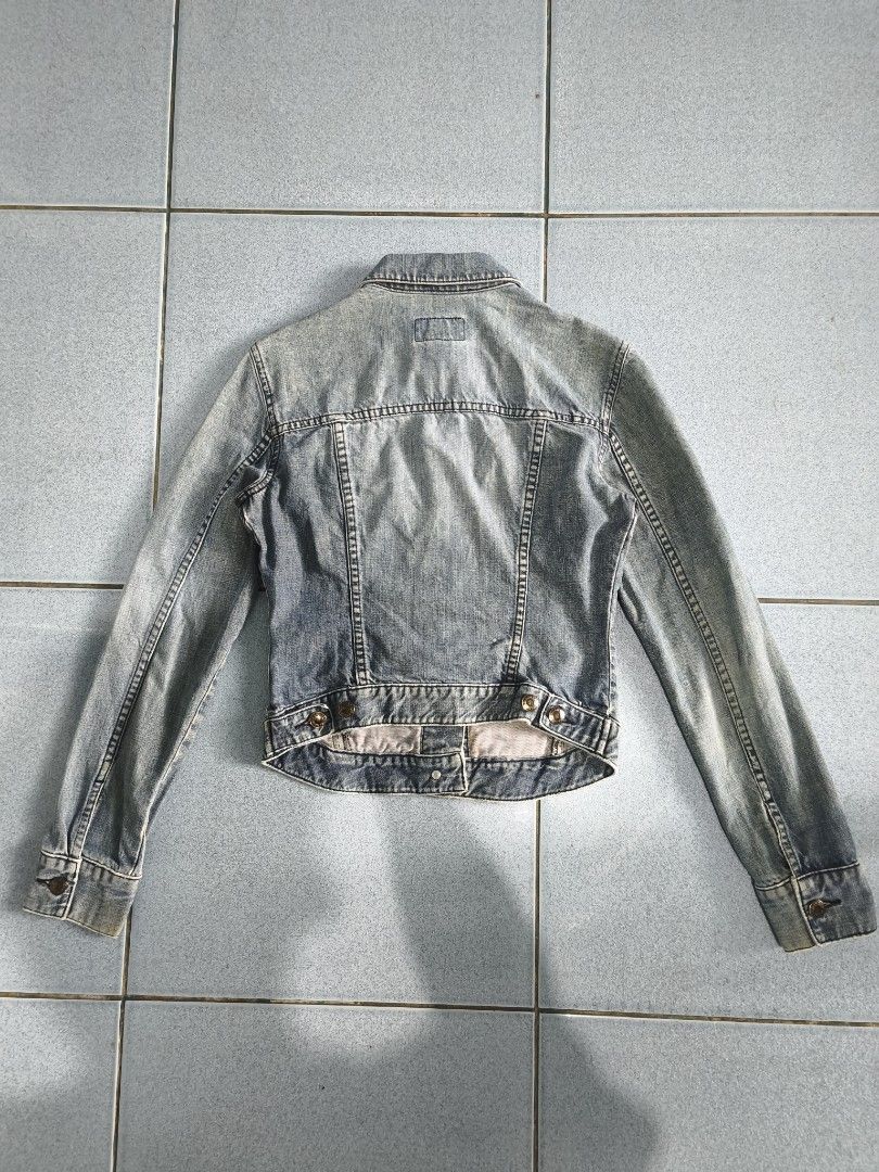 Armani Exchange AX Denim Jacket XS Blue Cotton (Category: Coats, Jackets and Outerwear) located in Floridablanca. Submitted by vintager12 (Listing ID 1453973754, Image 2). Description: - Classic blue denim jacket from Armani Exchange - Made of 100% cotton - Features button closure - Two chest pockets - Ideal for layering - Size: XS.