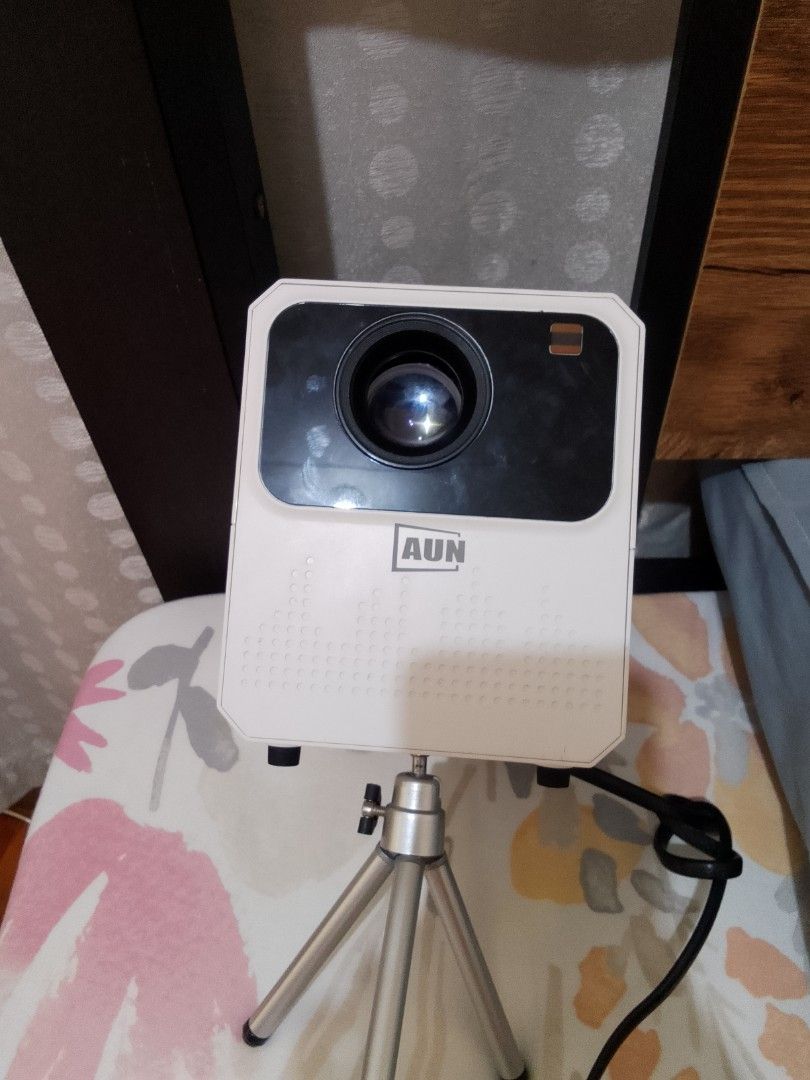 AUN Mini Projector with Tripod (Category: Projectors) located in Binan City. Submitted by vifoxy (Listing ID 1453852028, Image 1). Description: issue : walang lens no remote.