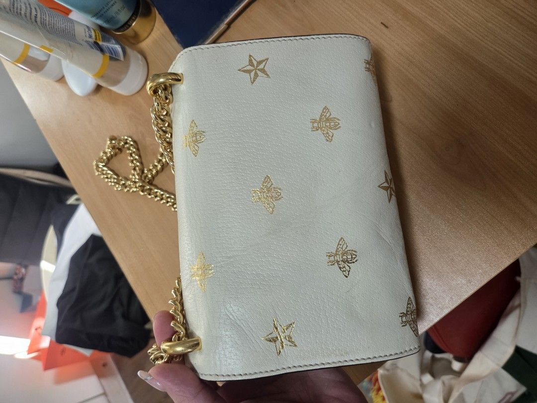 Authentic Gucci Bee Padlock (Category: Luxury Bags & Wallets) located in Dasmarinas. Submitted by thepursery.ph (Listing ID 1453816888, Image 3). Description: Rank AB+ may minimal dirt sa body, may folds din sa leather naipit during shipment hardware has no tarnish with provided gucci dustbag I can provide legitgrails cert for additional PHP 1K sf c/o buyer ♠️pass sa lowballers♠️.