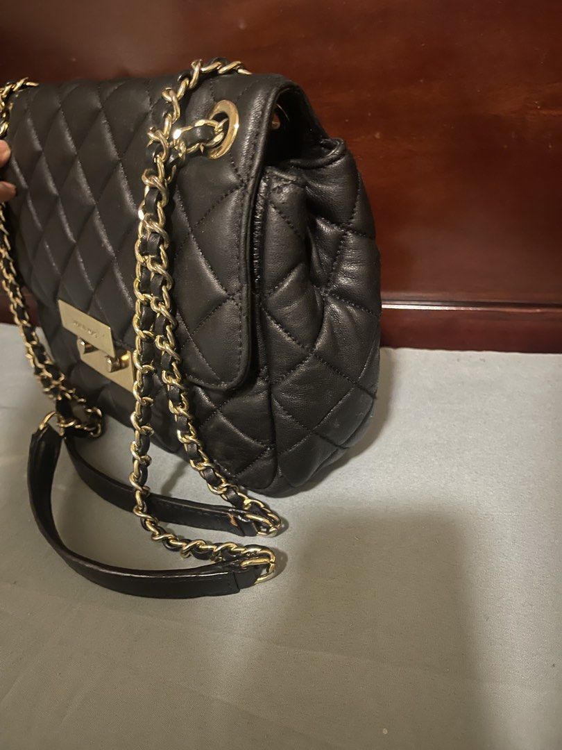 Authentic MICHAEL KORS 2 way bag (Category: Luxury Bags & Wallets) located in Taytay. Submitted by neldon_hub (Listing ID 1453929503, Image 2). Description: guaranteed authentic can be worn as shoulder crossbody bag.
