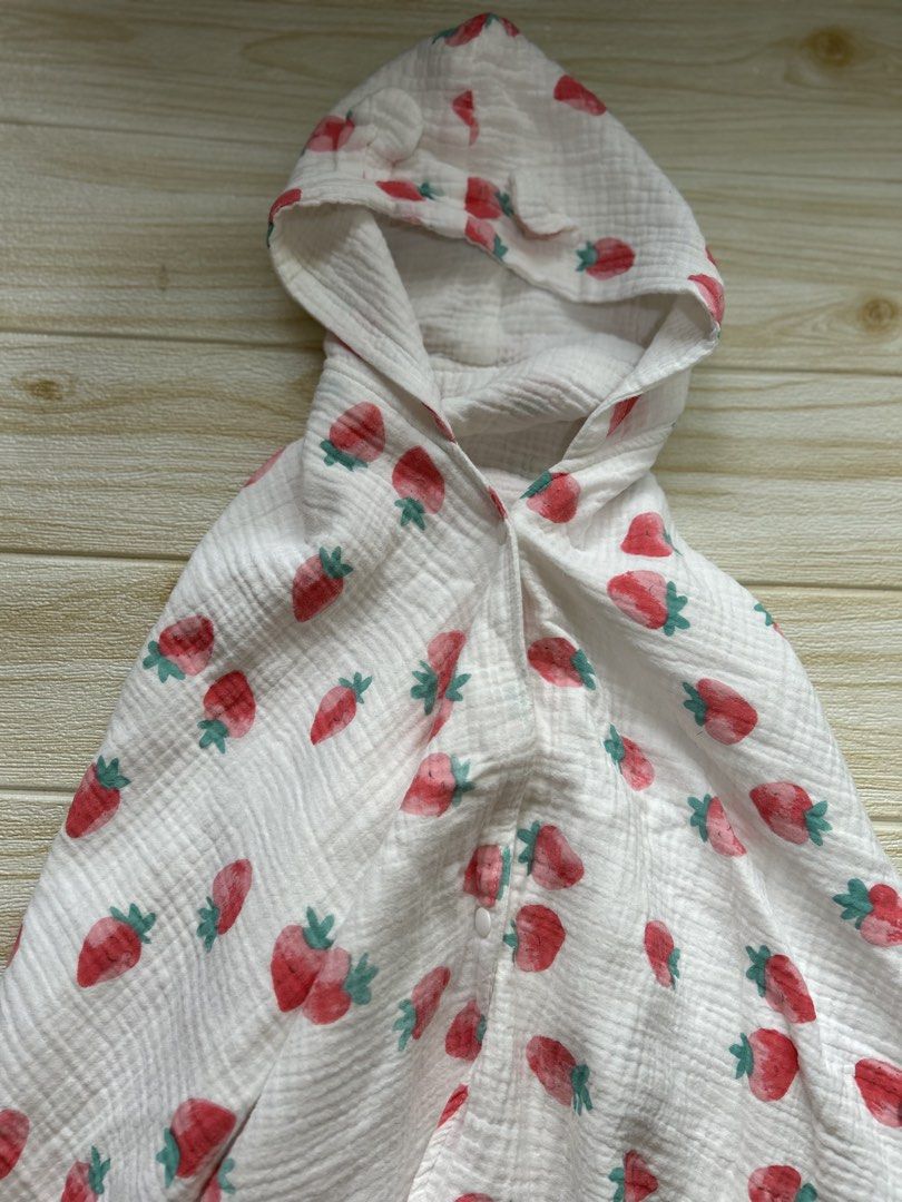 baby bath towel (Category: Other Baby Bathing & Changing Needs) located in Cebu City. Submitted by yjainani (Listing ID 1453988682, Image 2). Description: featuring a strawberry print on white muslin cotton..