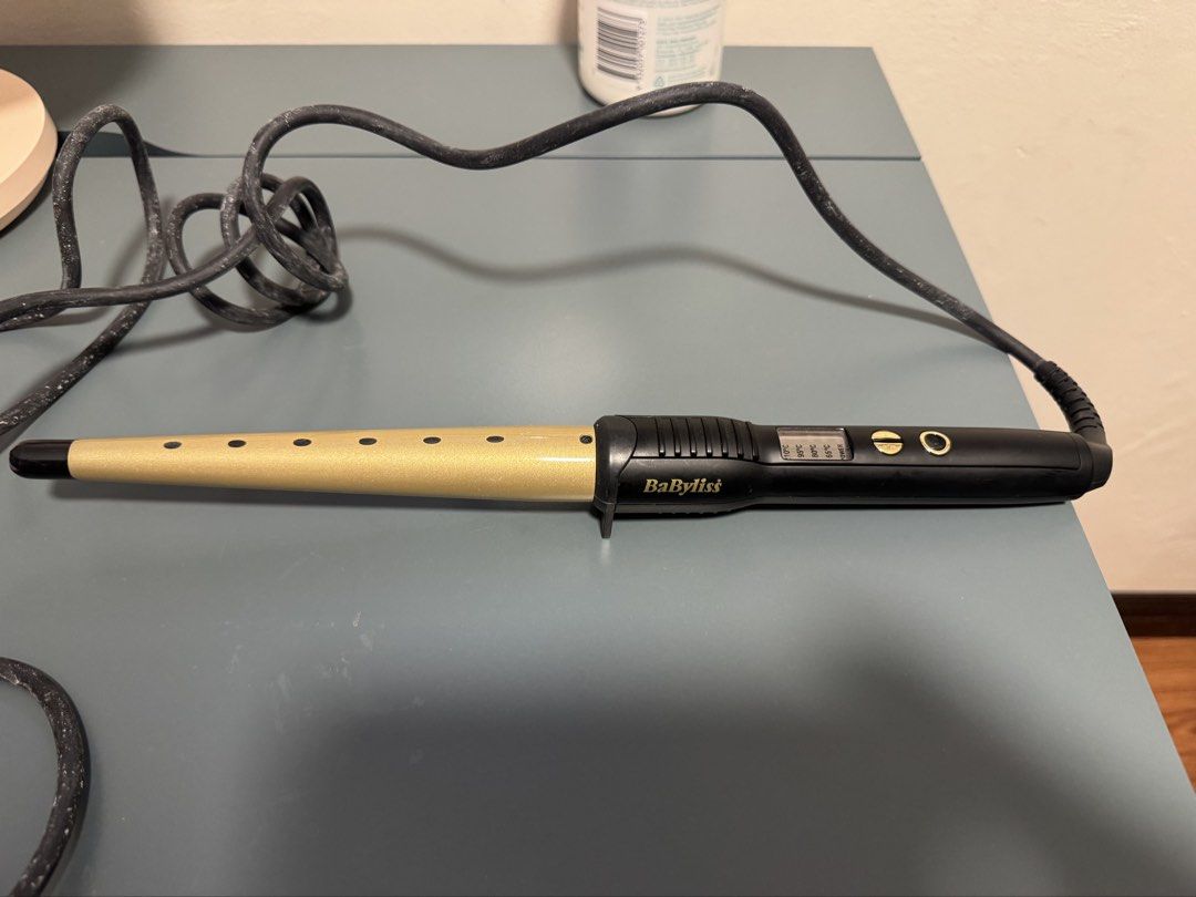 BaBylissPRO Conical Curling Wand (Category: Hair) located in Muntinlupa City. Submitted by nmphk (Listing ID 1453951584, Image 1). Description: - BaBylissPRO Conical Curling Wand - Sleek gold barrel with comfortable black handle - Digital temperature display with multiple heat settings - Maximum temperature: 210°C - UK plug (you’ll need an adaptor but it’s 220v, so works here in PH) - In excellent working condition.
