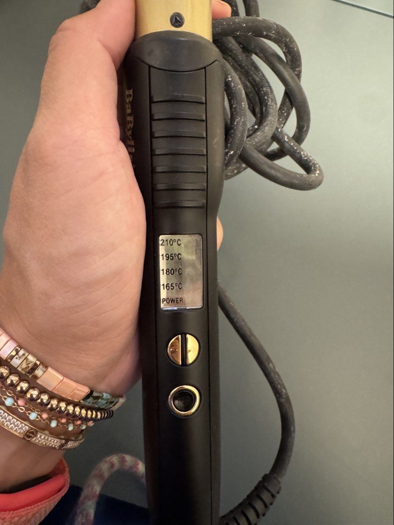 BaBylissPRO Conical Curling Wand (Category: Hair) located in Muntinlupa City. Submitted by nmphk (Listing ID 1453951584, Image 2). Description: - BaBylissPRO Conical Curling Wand - Sleek gold barrel with comfortable black handle - Digital temperature display with multiple heat settings - Maximum temperature: 210°C - UK plug (you’ll need an adaptor but it’s 220v, so works here in PH) - In excellent working condition.