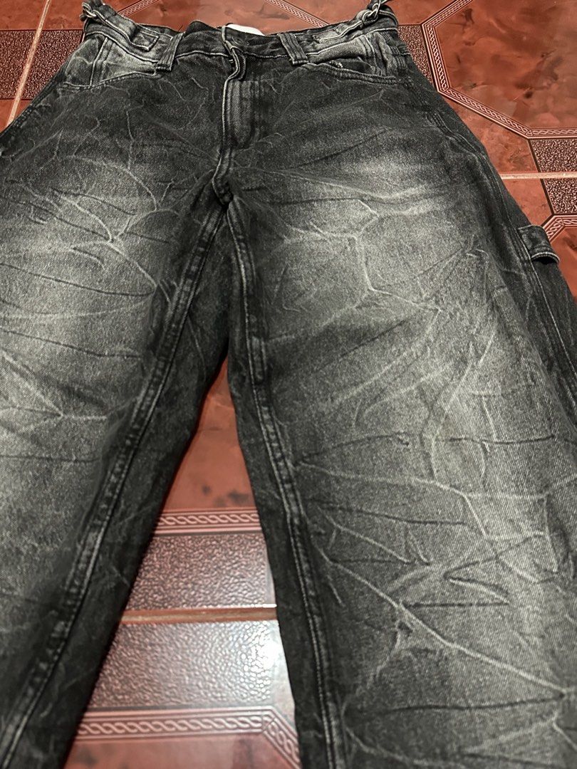 Authentic Bershka Grey Washed Wide Leg Jeans (Category: Jeans) located in Manila. Submitted by alysuh (Listing ID 1453815269, Image 2). Description: - Bershka Grey Washed Baggy Jeans - Size: EUR 36 (US 4, MEX 26) -s-m 🤍 -with freebie 🤍 - Unique distressed look - Features belt loops and pockets - Ideal for casual outfits - Selling as is -send a dm 🤍.