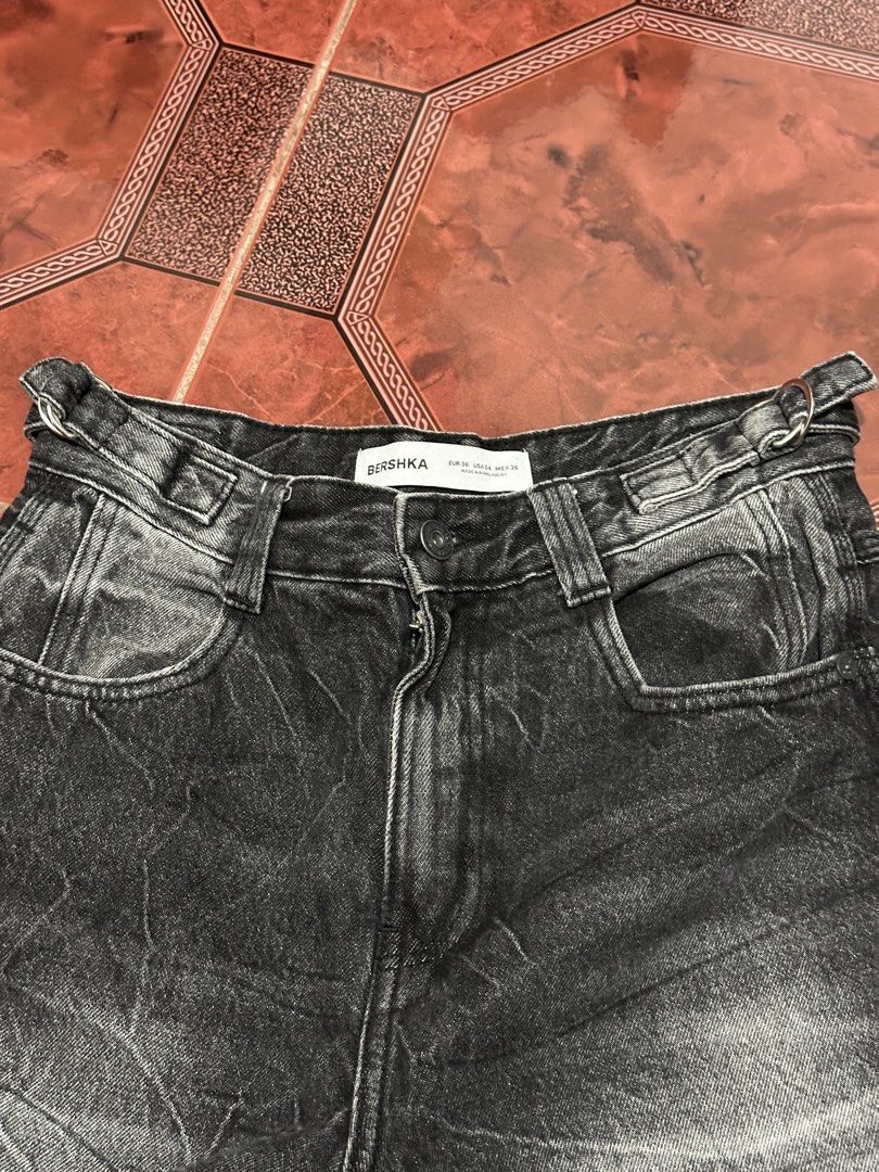 Authentic Bershka Grey Washed Wide Leg Jeans (Category: Jeans) located in Manila. Submitted by alysuh (Listing ID 1453815269, Image 3). Description: - Bershka Grey Washed Baggy Jeans - Size: EUR 36 (US 4, MEX 26) -s-m 🤍 -with freebie 🤍 - Unique distressed look - Features belt loops and pockets - Ideal for casual outfits - Selling as is -send a dm 🤍.