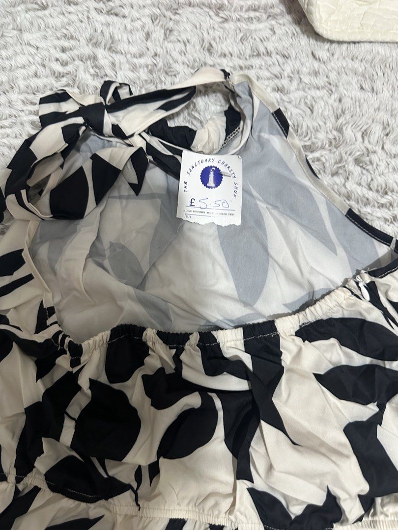 Black and White Leaf Print Halter Neck shorts (Category: Dresses) located in Balanga. Submitted by ruffa_assorted_item (Listing ID 1453817951, Image 2). Description: - L to Xl - Cute halter neck shorts - Black and white leaf print - Elasticated waist for a comfortable fit - Ties at the back of the neck - Ideal for casual days or beach trips.