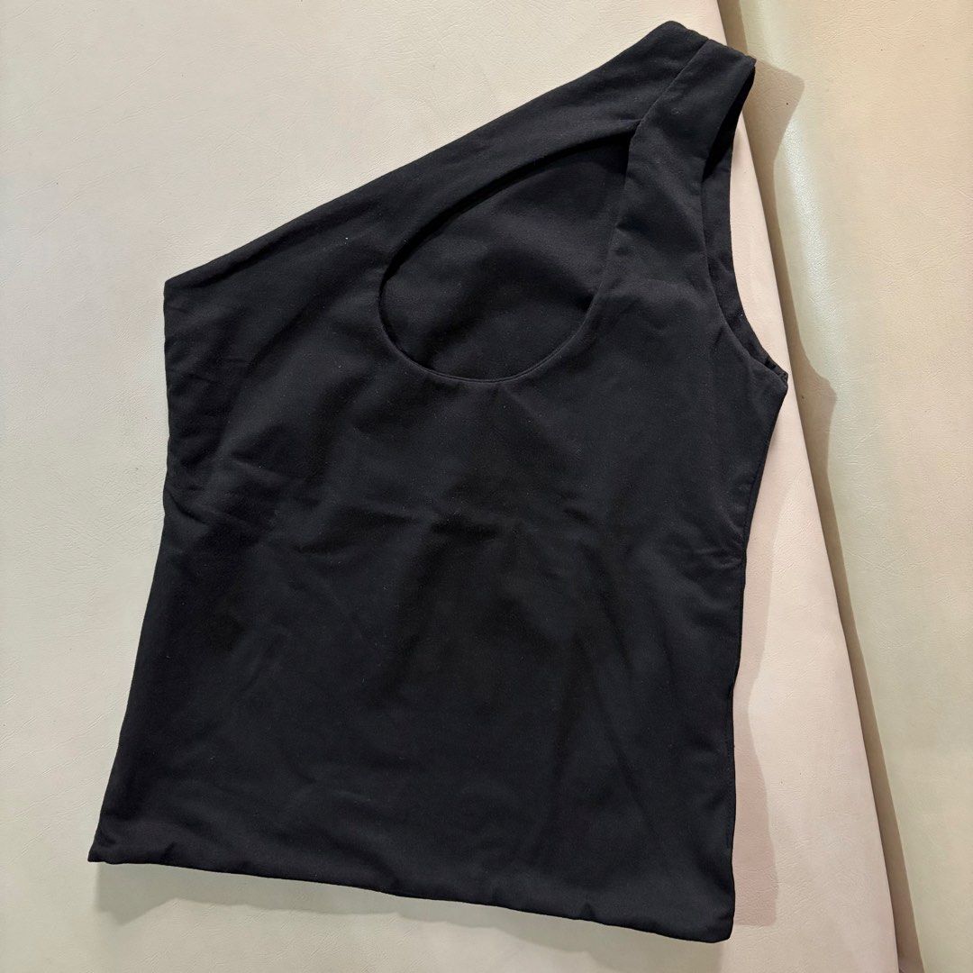 black fhilar one shoulder top (Category: Sleeveless) located in Cainta. Submitted by comethruuu (Listing ID 1453860984, Image 1). Description: never used (washed only) bought either from 🍊app or t1ktokshop no flaws! fits small.