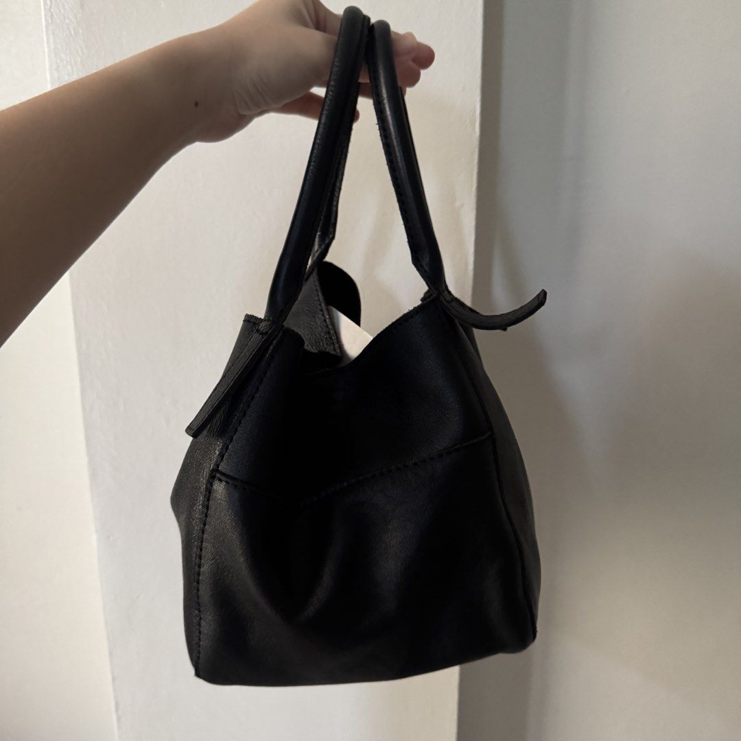 Black Leather Handbag (Category: Luxury Bags & Wallets) located in San Fernando. Submitted by on_repeat (Listing ID 1453914663, Image 2). Description: - Classic black leather handbag - Simple and chic design - Two top handles - Spacious interior - japan ukay.