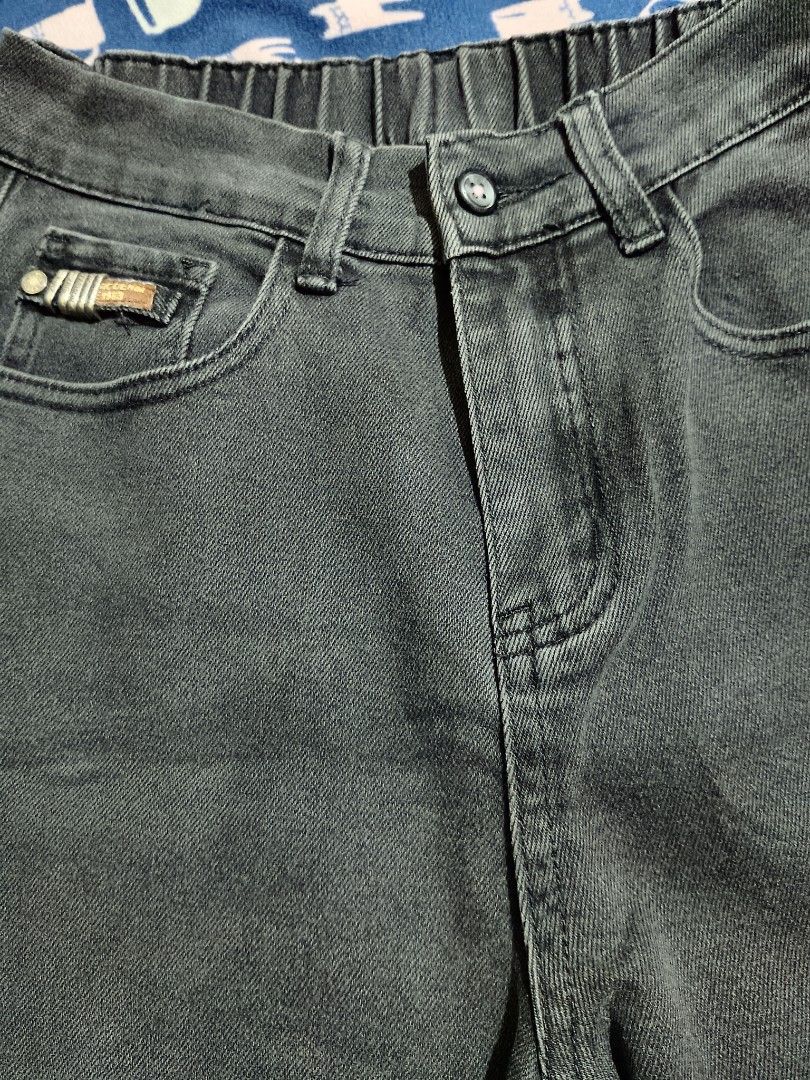 Black/Dark Wash Baggy Jeans (Category: Jeans) located in Santa Rosa. Submitted by prlvdbyellie (Listing ID 1453988877, Image 2). Description: Size 24-25 inches waist, Length 36.5 inches, Leg hole 7 inches.