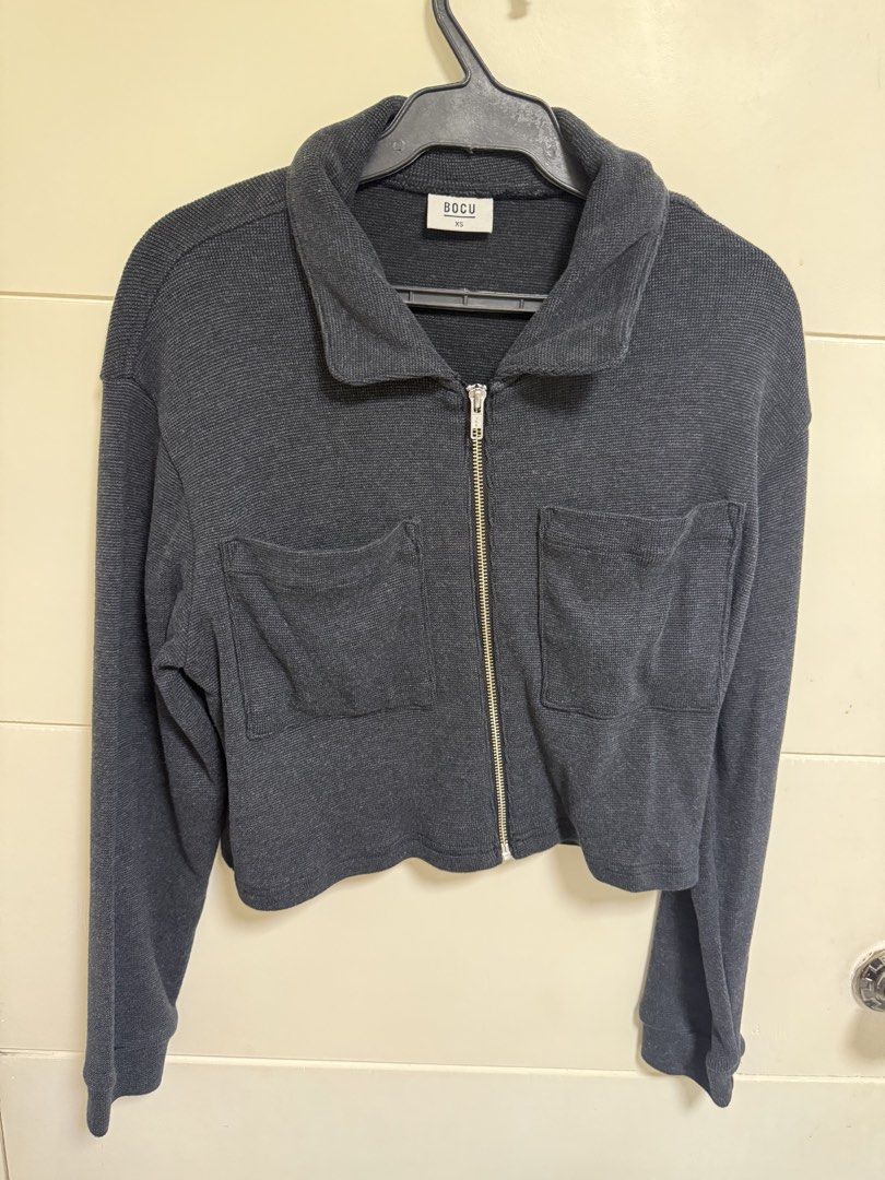BOCU Dark Grey Cropped Zip-Up Jacket XS (Category: Coats, Jackets and Outerwear) located in Imus. Submitted by tpdecluttering (Listing ID 1453970459, Image 1). Description: - Dark grey cropped jacket - Brand: BOCU - Features: Zip-up front, two chest pockets - Material: Textured waffle knit - Size: XS .