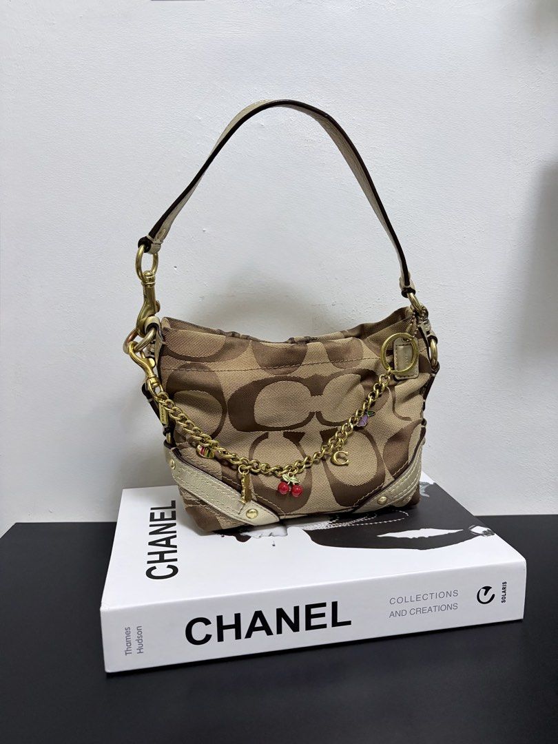 Carly Signature Mini Hobo Bag (Category: Luxury Bags & Wallets) located in Manila. Submitted by shopjz.archive (Listing ID 1453881519, Image 1). Description: .