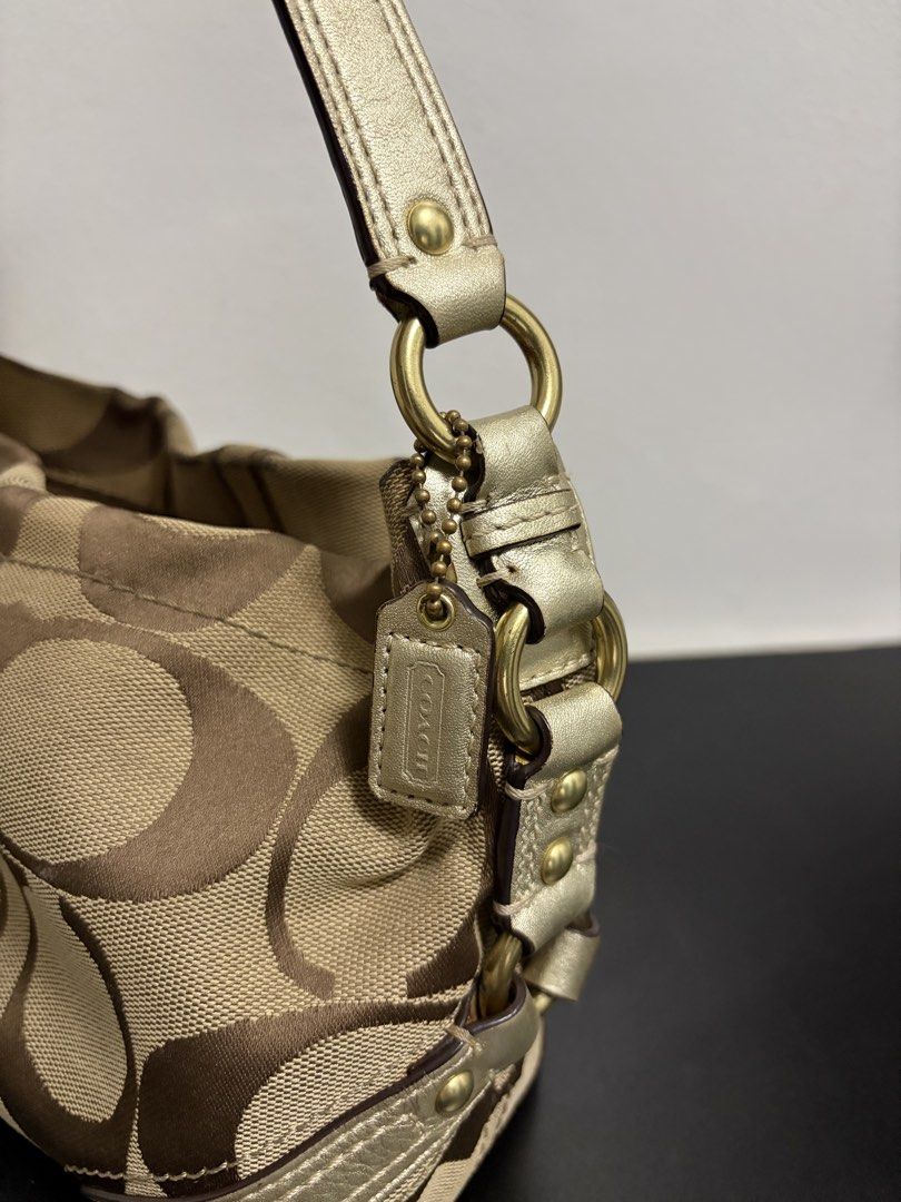 Carly Signature Mini Hobo Bag (Category: Luxury Bags & Wallets) located in Manila. Submitted by shopjz.archive (Listing ID 1453881519, Image 3). Description: .