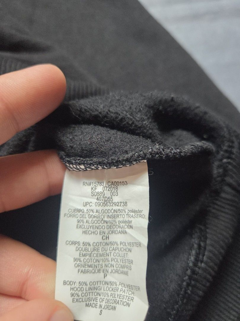 Champion Black Small logo hoodie (Category: Coats, Jackets and Outerwear) located in Rizal. Submitted by stoo_cee (Listing ID 1453991838, Image 3). Description: Champion Black Small logo hoodie 20 x 27 M 9.6/10 dot stain 450 + sf.
