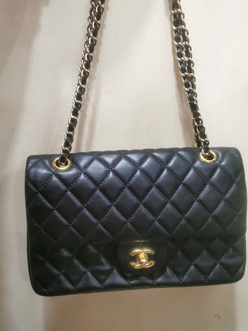 Chanel flap bag (Category: Luxury Bags & Wallets) located in Iloilo. Submitted by khonz (Listing ID 1453844537, Image 1). Description: with code.