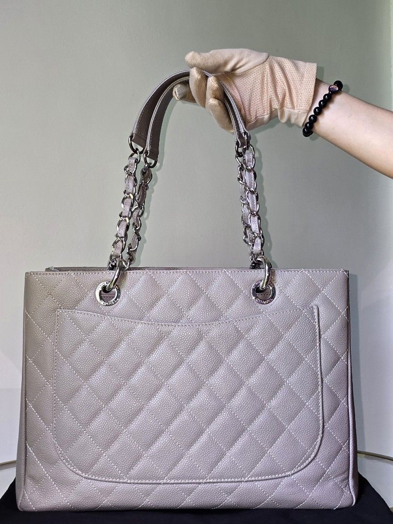 ❗️FASTBREAK❗️Chanel GST SHW S17 (Gris Clair) (Category: Luxury Bags & Wallets) located in Cebu City. Submitted by anythingunderthesun0211 (Listing ID 1453923259, Image 3). Description: 100% Authentic Rare Color in Gris Clair Inclusions: Box, Paperbag, Dustbag, AUTHENTICITY CARD (S17) and Entrupy Certificate money back guaranteed if proven fake😇.