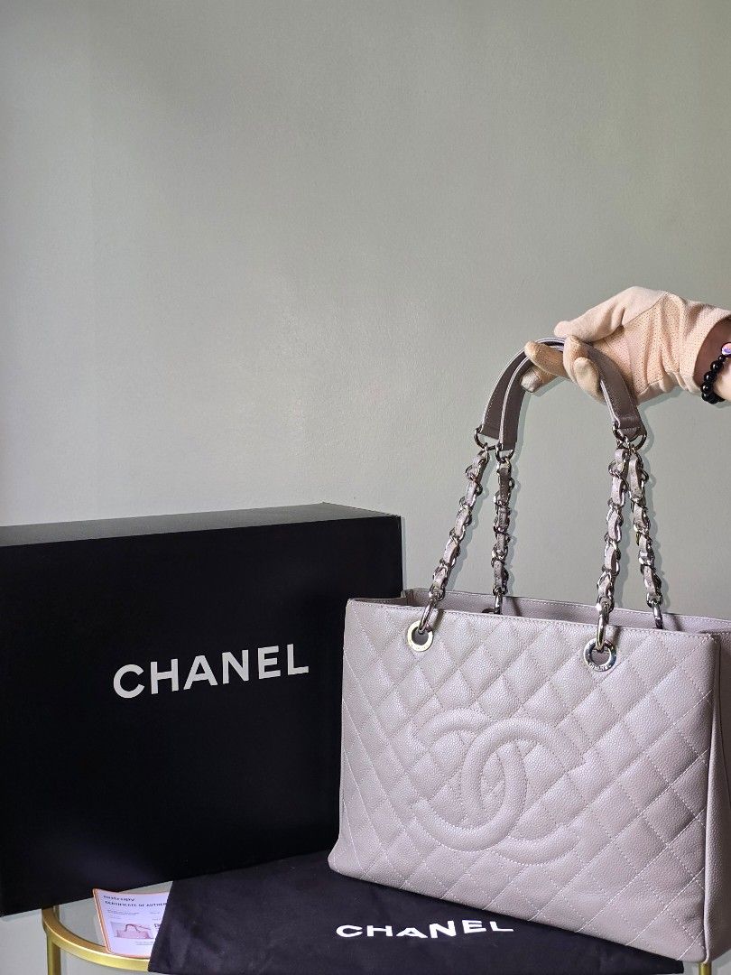 ❗️FASTBREAK❗️Chanel GST SHW S17 (Gris Clair) (Category: Luxury Bags & Wallets) located in Cebu City. Submitted by anythingunderthesun0211 (Listing ID 1453923259, Image 2). Description: 100% Authentic Rare Color in Gris Clair Inclusions: Box, Paperbag, Dustbag, AUTHENTICITY CARD (S17) and Entrupy Certificate money back guaranteed if proven fake😇.