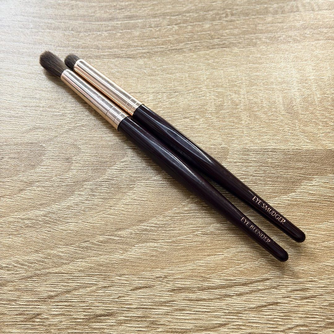 Charlotte Tilbury Eye Smudger & Eye Blender Eyeshadow Brush Bundle (Category: Makeup) located in Malabon City. Submitted by immaneedspace (Listing ID 1453981803, Image 2). Description: - Set of 2 Charlotte Tilbury makeup brushes - Includes Eye Smudger and Eye Blender brushes - Features dark handles with elegant rose gold ferrules - Ideal for creating detailed and precise eye makeup looks.
