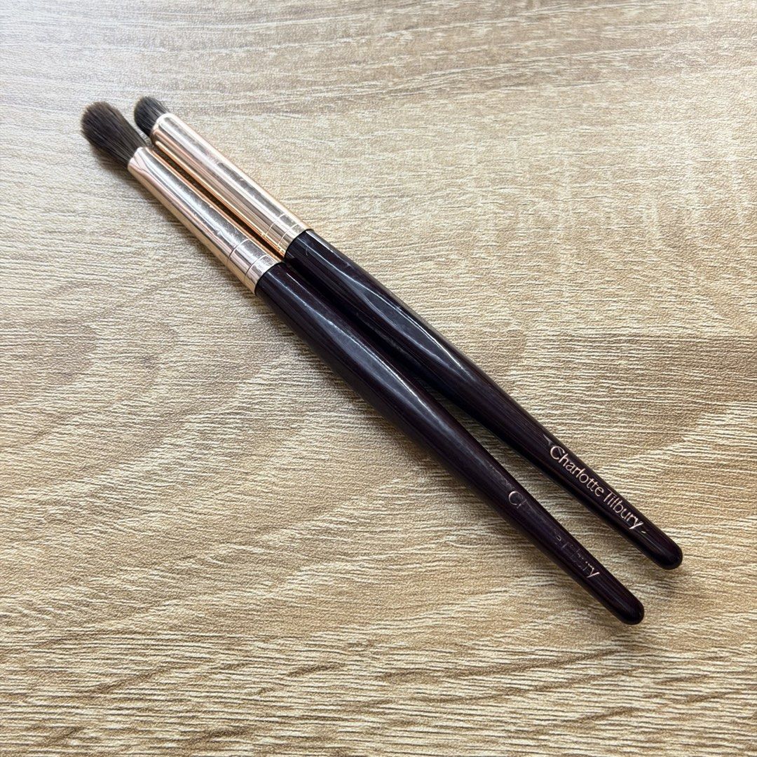 Charlotte Tilbury Eye Smudger & Eye Blender Eyeshadow Brush Bundle (Category: Makeup) located in Malabon City. Submitted by immaneedspace (Listing ID 1453981803, Image 1). Description: - Set of 2 Charlotte Tilbury makeup brushes - Includes Eye Smudger and Eye Blender brushes - Features dark handles with elegant rose gold ferrules - Ideal for creating detailed and precise eye makeup looks.