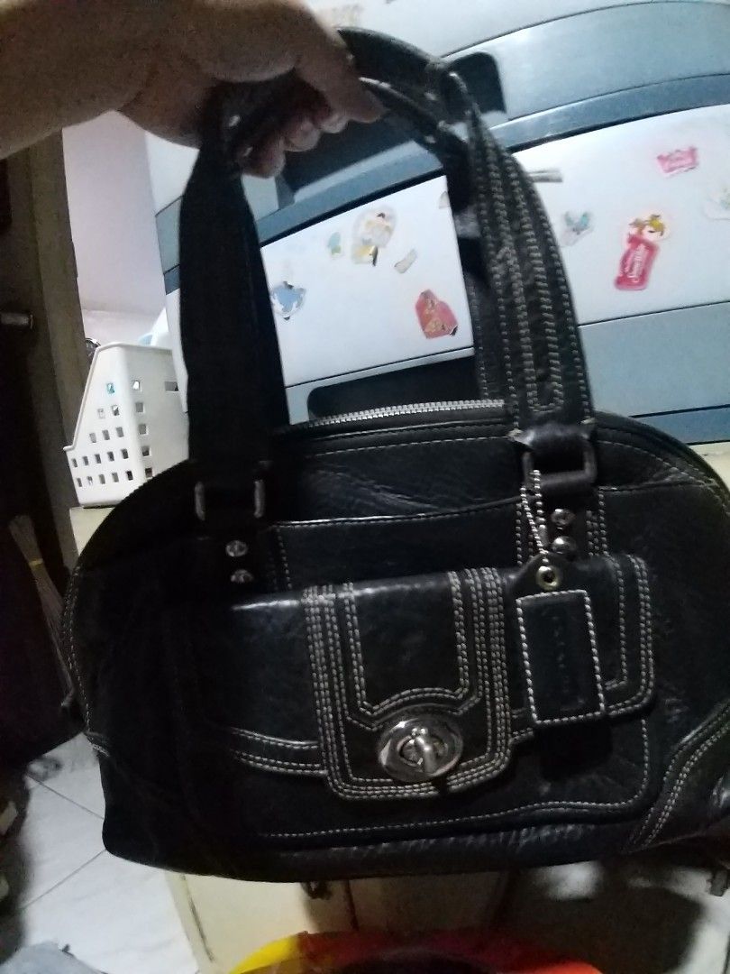 Coach bag (Category: Tote Bags) located in Marikina City. Submitted by my_charmingly (Listing ID 1453988709, Image 1). Description: Coach bag black Gift fr US light scratches, no repair clean in and out payment tru Gcash, bank transfer sf by the buyer pm if interested no to time wasters .