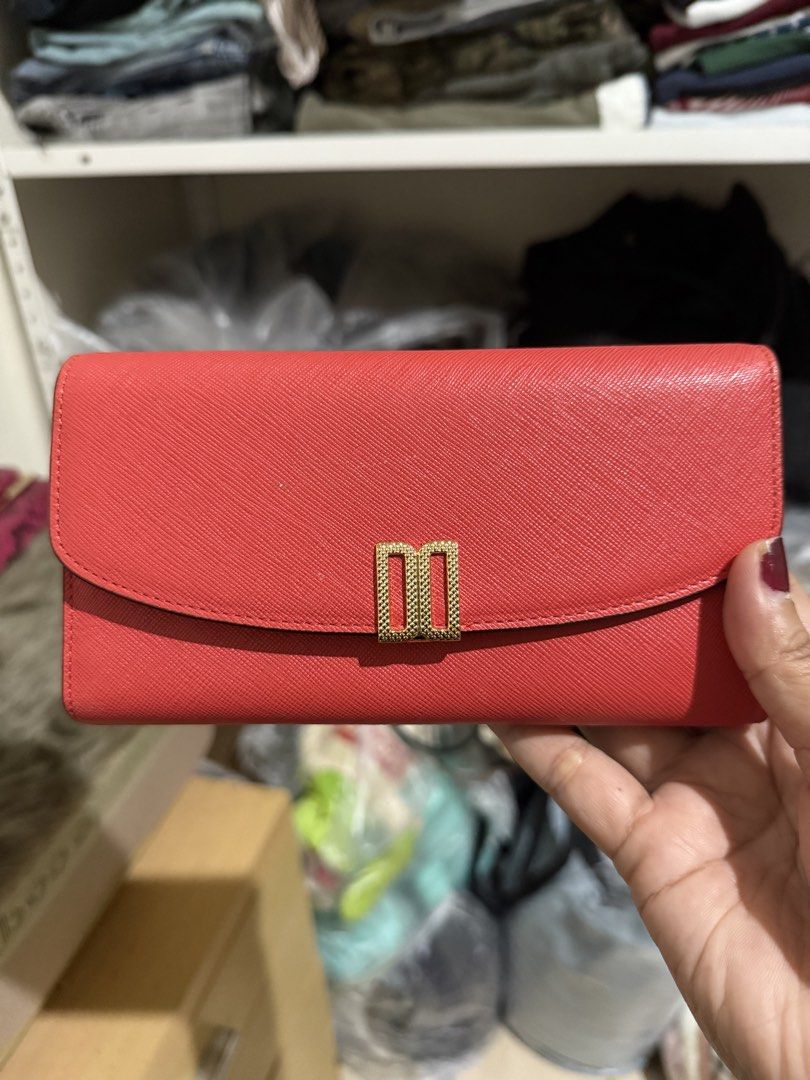 DAKS Likenew Wallet w/ Cards & tag (Category: Wallets & Card holders) located in Surigao. Submitted by surplusbox (Listing ID 1453996029, Image 1). Description: Pacheck last 2 photos parang may nadikit lang or ewan ayoko lang galawin baka maano. Sa actual bagong bago yan. Baka nadaganan or nadiin sa box. What u see is what u get..