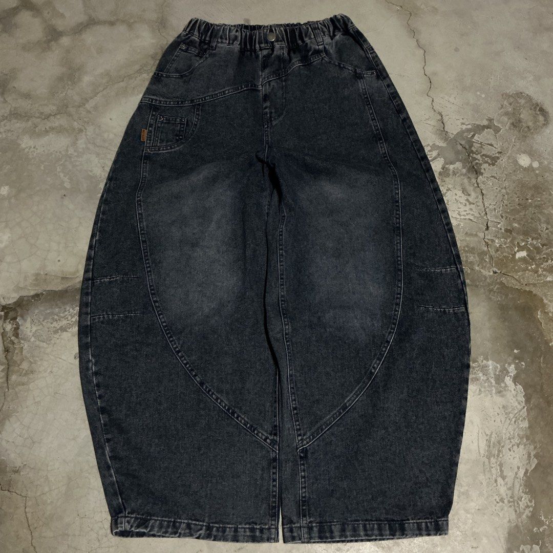 DARK VINTAGE BARREL PANTS (Category: Jeans) located in Pasig City. Submitted by maj3sty (Listing ID 1453995109, Image 2). Description: Type: barrel pants, HQ fabric Measurements: (medida size) - Waist: 26-30 - Length: 39 - Thighs: 14.5 - Hem: 10 🗣️ BAGONG BAGOOO!!! NO ISSUEEEE 🗣️ ganda ng fittt, unisex 🗣️ garterized ang waist.