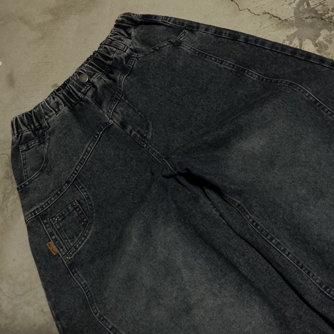 DARK VINTAGE BARREL PANTS (Category: Jeans) located in Pasig City. Submitted by maj3sty (Listing ID 1453995109, Image 3). Description: Type: barrel pants, HQ fabric Measurements: (medida size) - Waist: 26-30 - Length: 39 - Thighs: 14.5 - Hem: 10 🗣️ BAGONG BAGOOO!!! NO ISSUEEEE 🗣️ ganda ng fittt, unisex 🗣️ garterized ang waist.
