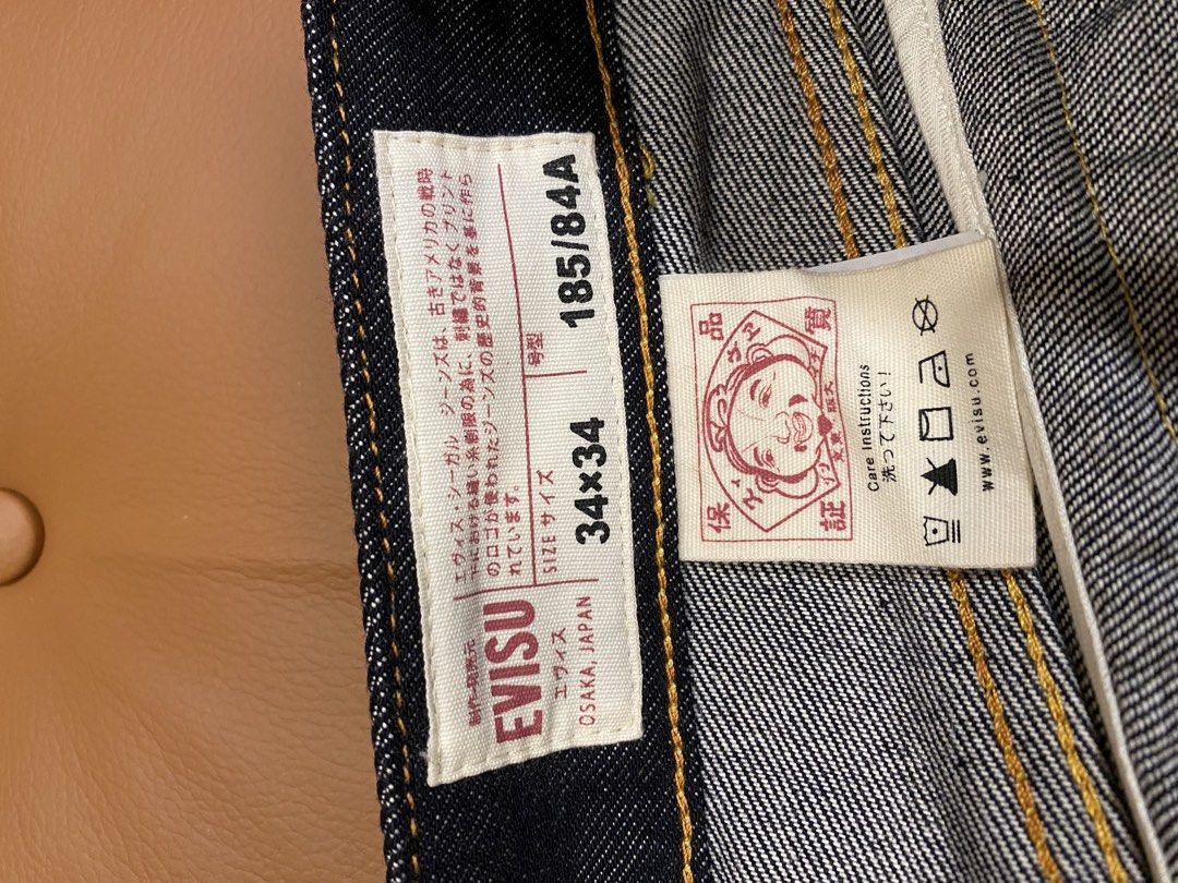 EVISU （分類：牛仔褲）位於 Hong Kong。 由 annho168 提交（商品編號 1453970285，圖片 4）。簡介： 這款為 EVISU 日本傳說系列（Japanese Legends）的經典金大M（Gold Daicock）刺繡丹寧牛仔褲，後方印有金色大M圖騰，並分別精緻刺繡了象徵守護與威武的神獸及猛虎。品牌特色：採用極具辨識度的金漆大M（Daicock）印花。精緻工藝：褲管左右分別帶有火焰神獸（如鵺或麒麟造型）與烈火猛虎的立體彩色刺繡。。