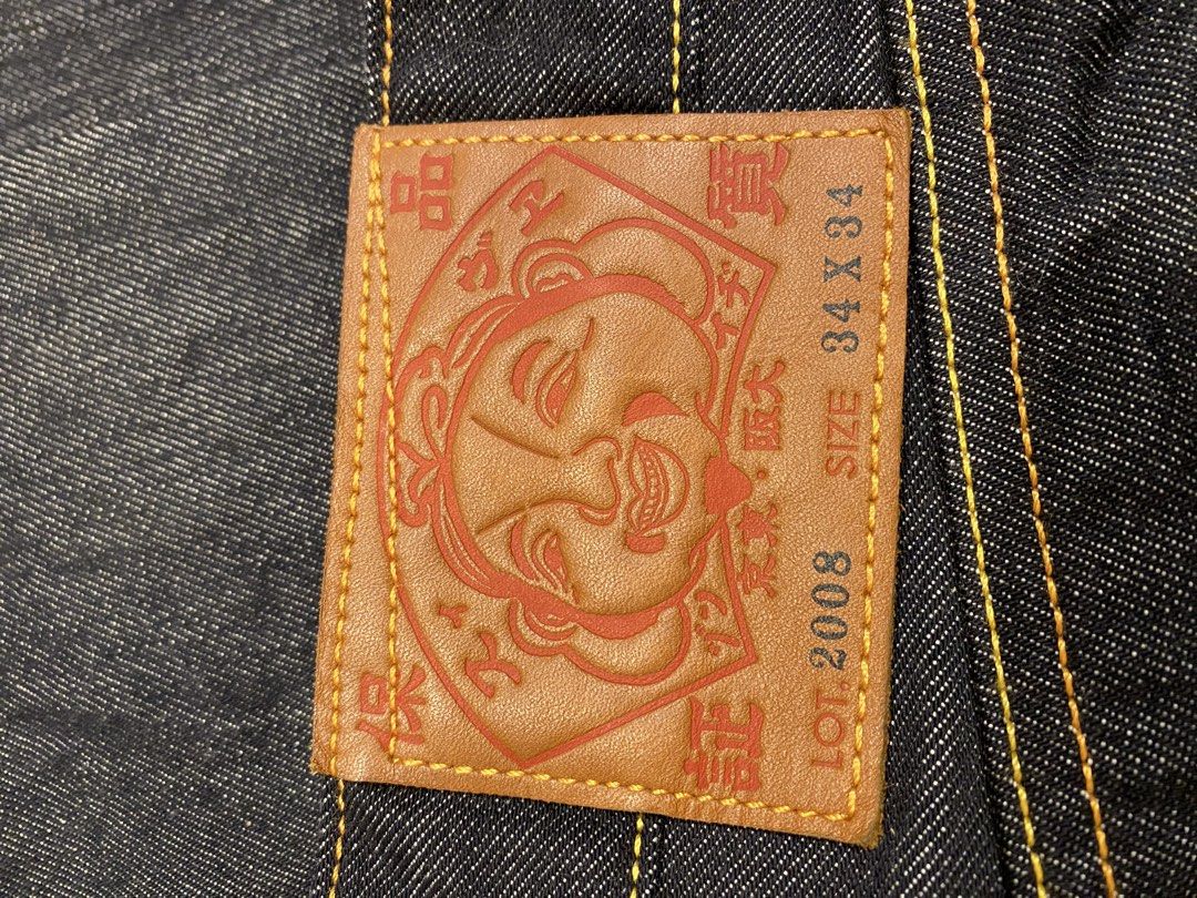 EVISU （分類：牛仔褲）位於 Hong Kong。 由 annho168 提交（商品編號 1453970285，圖片 5）。簡介： 這款為 EVISU 日本傳說系列（Japanese Legends）的經典金大M（Gold Daicock）刺繡丹寧牛仔褲，後方印有金色大M圖騰，並分別精緻刺繡了象徵守護與威武的神獸及猛虎。品牌特色：採用極具辨識度的金漆大M（Daicock）印花。精緻工藝：褲管左右分別帶有火焰神獸（如鵺或麒麟造型）與烈火猛虎的立體彩色刺繡。。