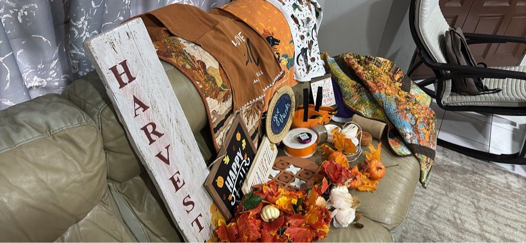 Fall decor (Category: Other Home Decor) located in Kota Kinabalu. Submitted by thedawson (Listing ID 1453856801, Image 3). Description: Be ready for fall with this lot of festive decorations. Includes a quilt, many signs and other assorted decorations..