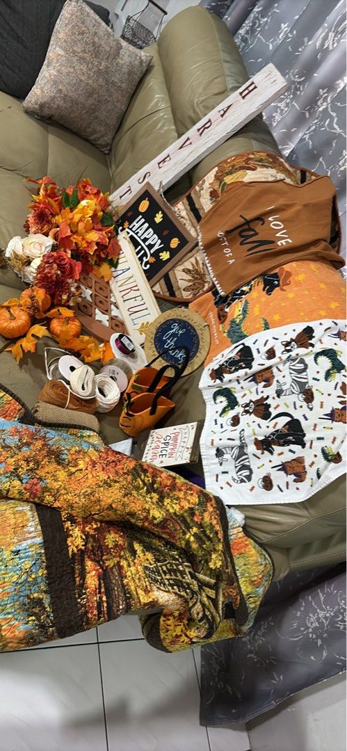 Fall decor (Category: Other Home Decor) located in Kota Kinabalu. Submitted by thedawson (Listing ID 1453856801, Image 2). Description: Be ready for fall with this lot of festive decorations. Includes a quilt, many signs and other assorted decorations..