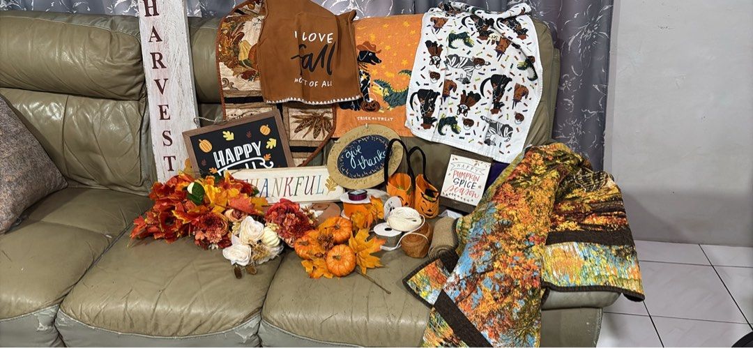 Fall decor (Category: Other Home Decor) located in Kota Kinabalu. Submitted by thedawson (Listing ID 1453856801, Image 1). Description: Be ready for fall with this lot of festive decorations. Includes a quilt, many signs and other assorted decorations..