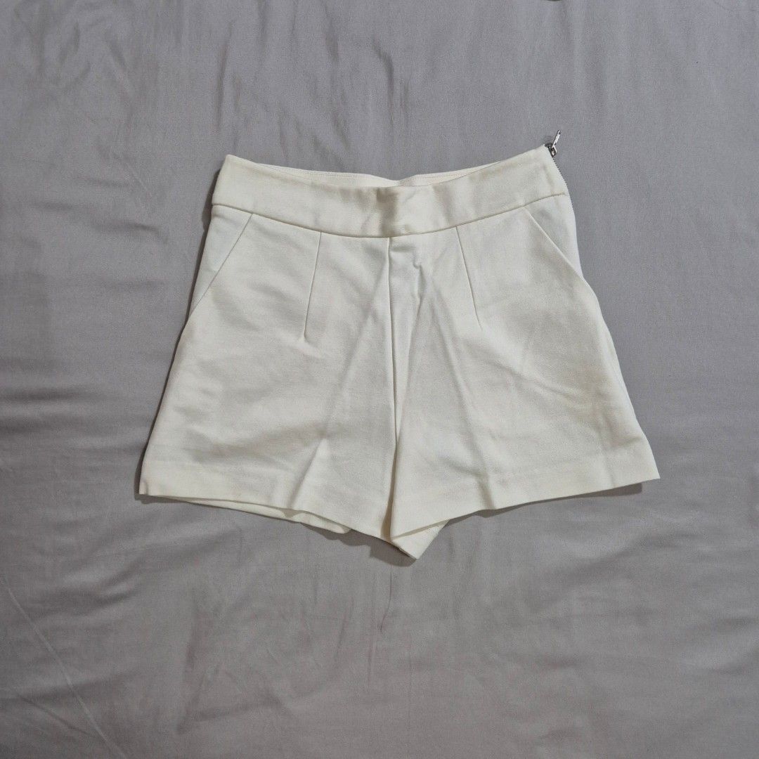 Forever 21 White High Waisted Shorts Size S (Category: Shorts) located in Caloocan City. Submitted by pamev (Listing ID 1453906018, Image 1). Description: rfs: decluttering mop: gcash/maya/bdo/bpi shipping: j&t/lalamove/grab (sf to be shouldered by the buyer) loc: north caloocan.