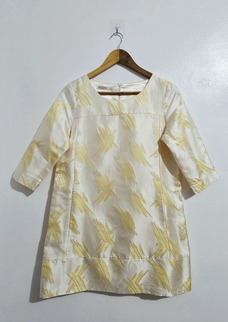 Formal Yellow Print Short Dress (Category: Dresses) located in Malolos. Submitted by candyproj (Listing ID 1453910679, Image 1). Description: Personal Used Clothes Size: M on tag Measurement: bust: 36" length: 31" Buy 3 clothes, SHIPPING FEE IS FREE RFS: Decluterring/Migrating Price is Negotiable Everything must go.