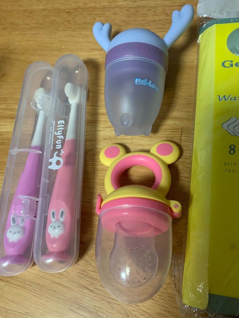 Gerber Washcloths & Baby Feeding/Teething Set (Category: Weaning & Toddler Feeding) located in Cainta. Submitted by akosijoan (Listing ID 1453896360, Image 2). Description: - Bundle includes 8 Gerber washcloths (21cm x 21cm). - Comes with two EllyFun baby toothbrushes with protective cases. - Features a Uni-Love feeder/teether. - Includes a cute bear-shaped feeder/teether. - Ideal for babies beginning solids or experiencing teething. Both toothbr