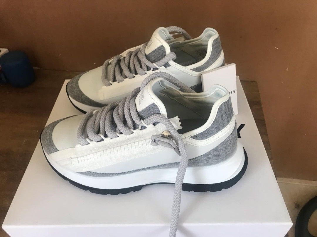 Givenchy Spectre runner grey white (Category: Sneakers & Footwear) located in Manila. Submitted by keminitss (Listing ID 1453978222, Image 3). Description: Givenchy spectre runner grey/white size 40 56k Orig price.