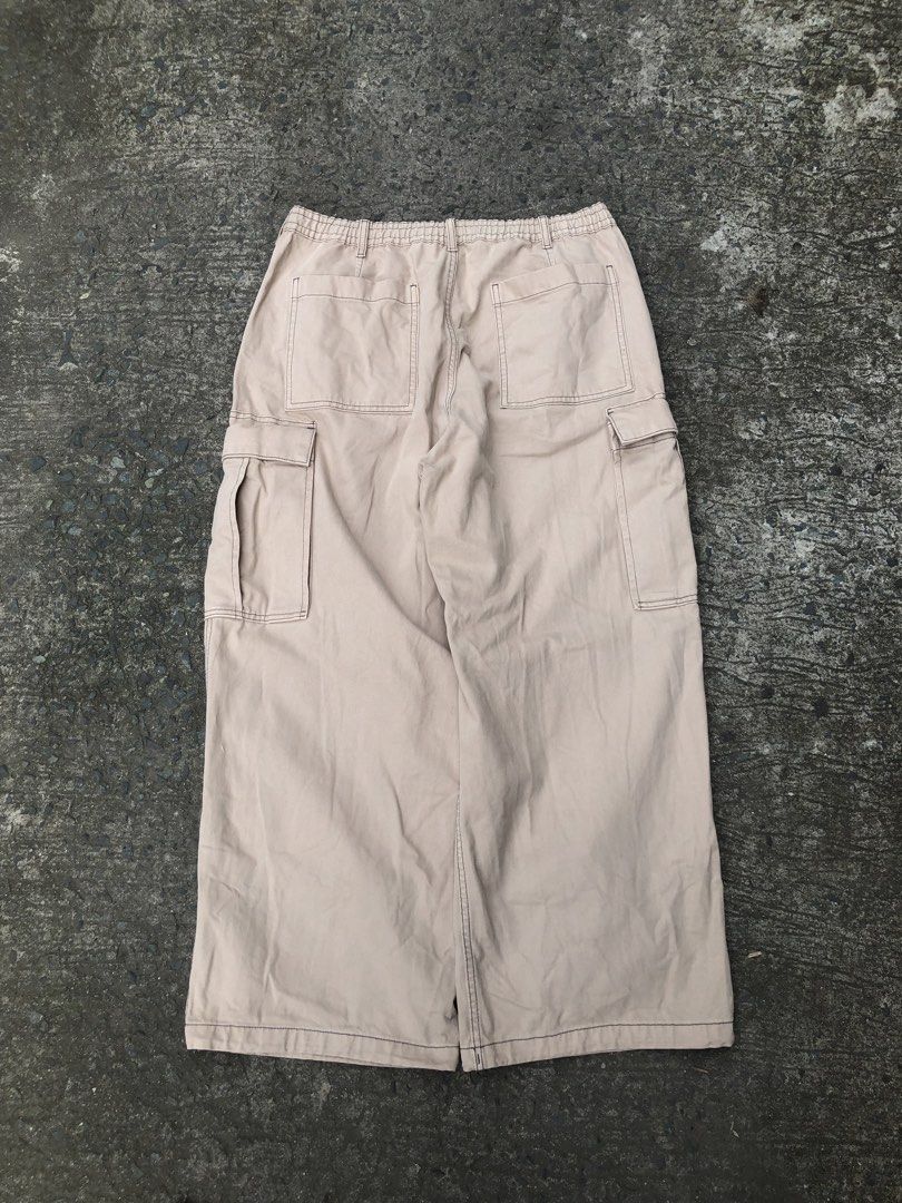 GU CARGO BAGGY PANTS (Category: Jeans) located in Imus. Submitted by chararatzx. (Listing ID 1453904594, Image 2). Description: EXCELLENT LIKE NEW CONDITION CRISPY FLAWLESS COLOR RATE 10/10 -THICK -HEAVY W32 L41 THIGH 16 HEM 11 (adjustable low) SOLID ITEM.
