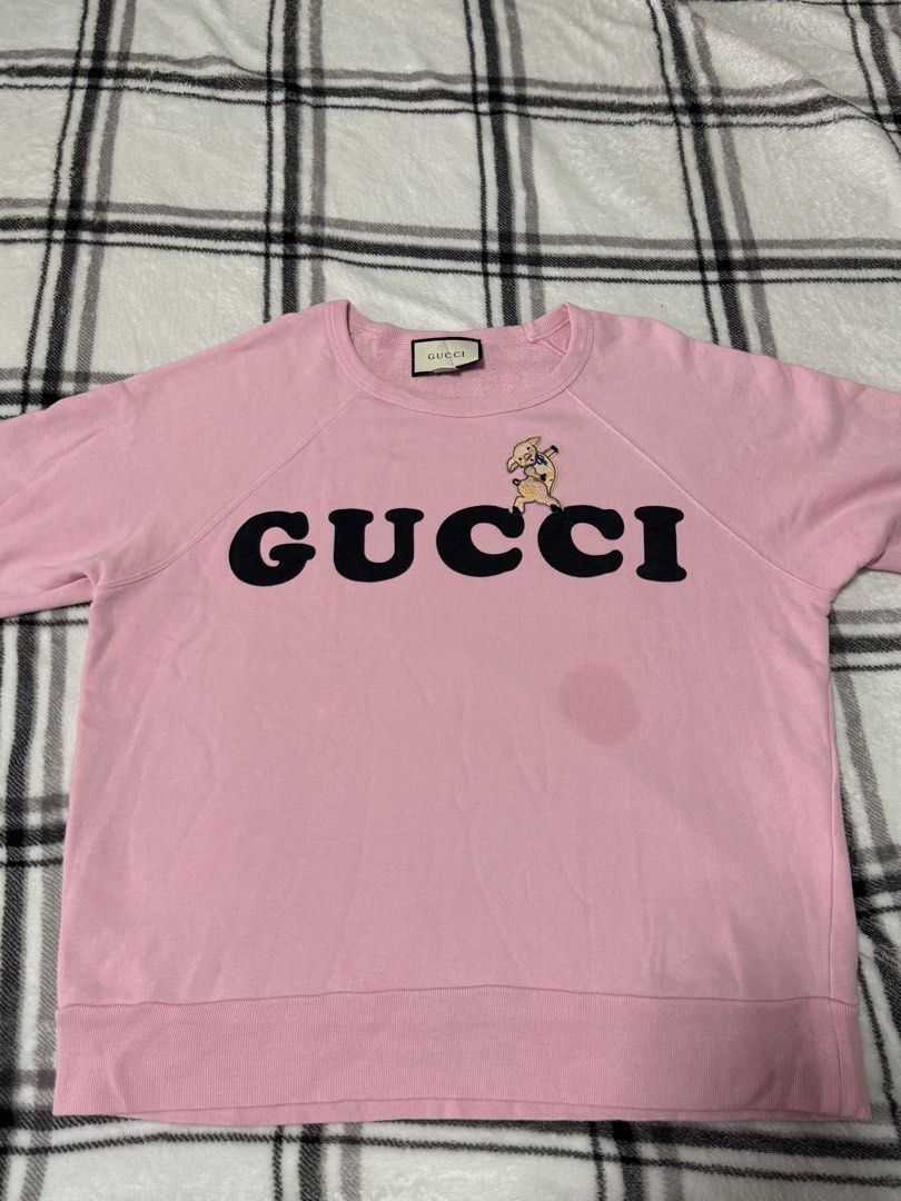 Gucci Pink Sweatshirt with Pig Graphic (Category: Community) located in Bacoor. Submitted by giornoks (Listing ID 1453842625, Image 1). Description: - Authentic Pink Gucci Sweatshirt - Features iconic Gucci logo with a cute pig graphic - Ribbed cuffs and hem for a comfortable fit - Ideal for stylish casual wear -Unisex DIMES: WIDTH- 24 LENGTH- 28 .