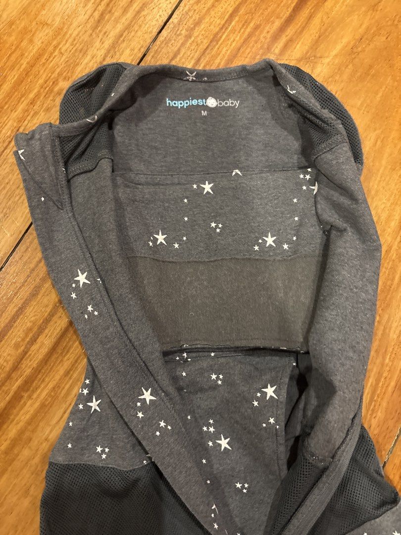 Happiest Baby Sleepea Swaddle M (Category: Babies & Kids Fashion) located in Pasig City. Submitted by logorini (Listing ID 1453974701, Image 3). Description: - Happiest Baby Sleepea Swaddle - Grey star print - Size: Medium (M) - Features breathable mesh panels - Easy zipper closure for quick changes - Helps baby sleep soundly.