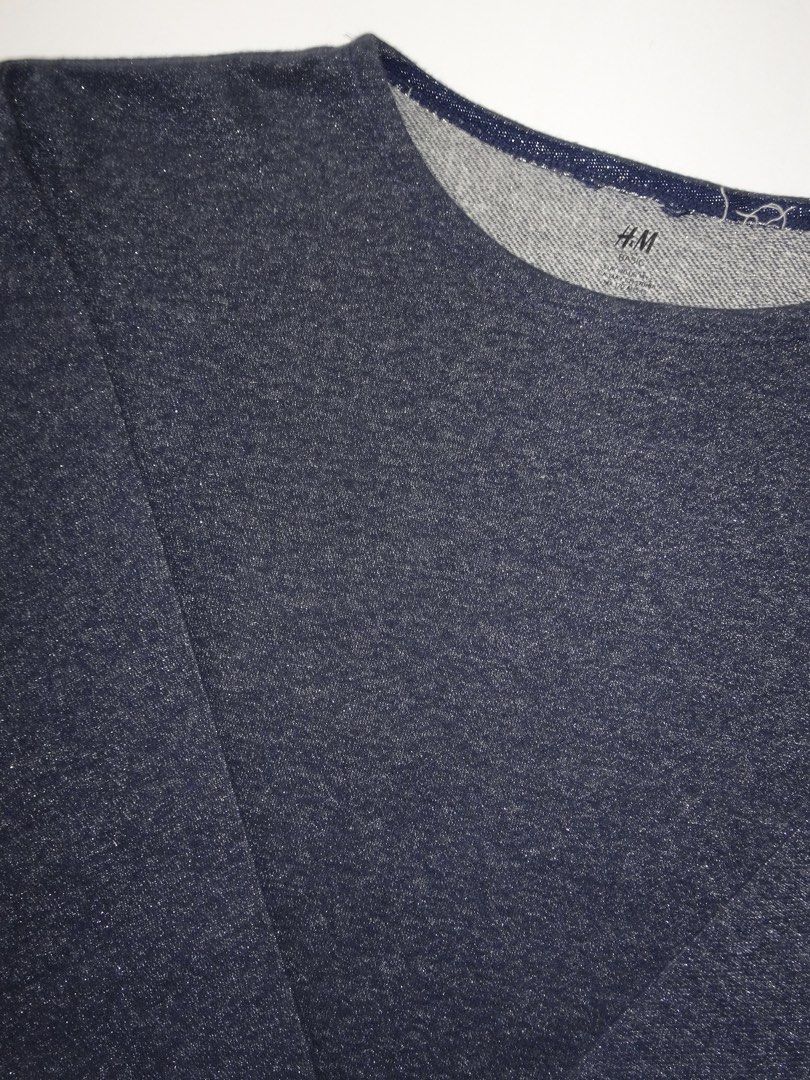 H&M Basic Dark Blue Sparkly Long Sleeve Sweatshirt (Category: Longsleeves) located in Manila. Submitted by kim.declutterss (Listing ID 1453954768, Image 2). Description: - Size: Fits small-medium - Dark blue H&M sweatshirt - Subtle sparkly thread woven throughout - Long sleeves with grey cuff detail - Crew neck - Ideal for casual wear - Color may vary due to lighting.