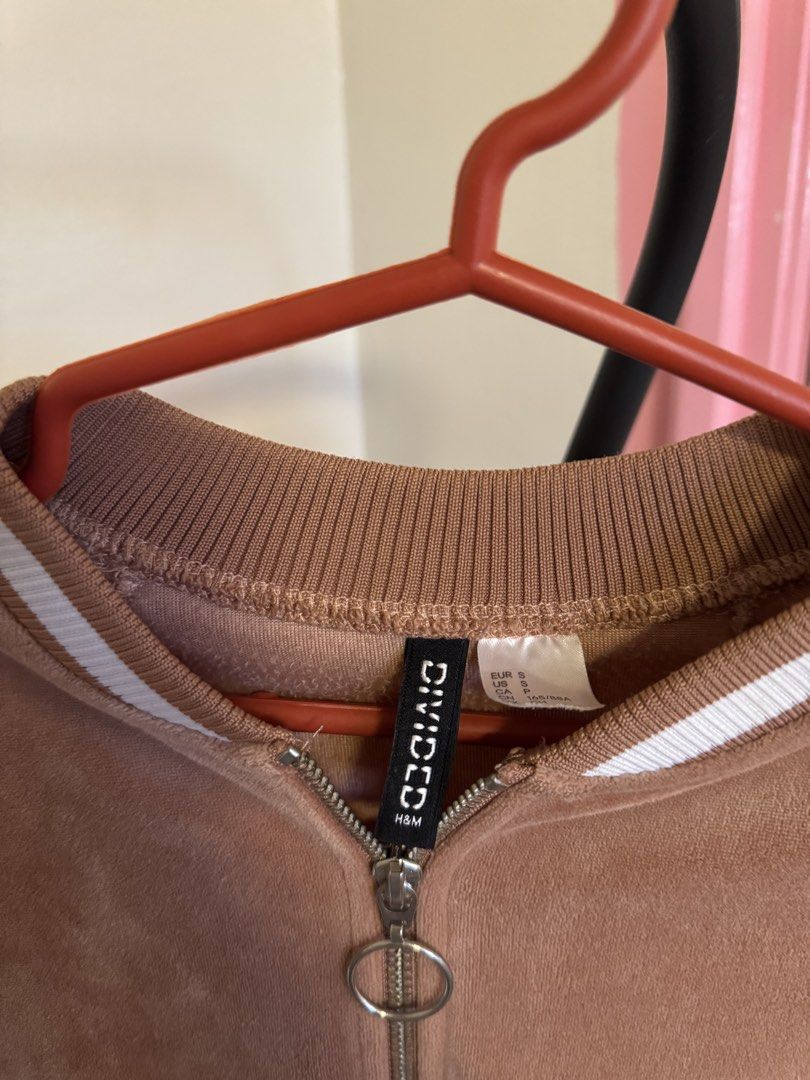 H&M Divided Velour Bomber Jacket (Category: Coats, Jackets and Outerwear) located in Quezon City. Submitted by zesthiria (Listing ID 1453891867, Image 3). Description: - Brown velour bomber jacket from H&M Divided - Zip-up front with ring pull - Ribbed collar, cuffs, and hem with white stripe detail - Super comfy and stylish - Great for casual wear payment via: - gcash - bank transfer (BDO) delivery via J&T/LBC or your preferred delivery service 