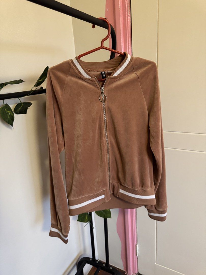H&M Divided Velour Bomber Jacket (Category: Coats, Jackets and Outerwear) located in Quezon City. Submitted by zesthiria (Listing ID 1453891867, Image 1). Description: - Brown velour bomber jacket from H&M Divided - Zip-up front with ring pull - Ribbed collar, cuffs, and hem with white stripe detail - Super comfy and stylish - Great for casual wear payment via: - gcash - bank transfer (BDO) delivery via J&T/LBC or your preferred delivery service 