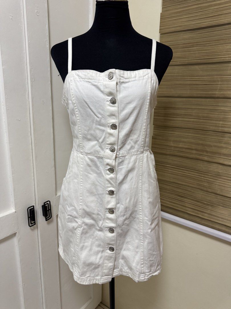H&M Divided White Denim Button-Up Mini Dress (Category: Dresses) located in Manila. Submitted by milleshoppppp (Listing ID 1453916939, Image 1). Description: - H&M Divided White Denim Mini Dress - Rarely used - Square neckline with button-up front - Functional side pockets - Adjustable straps for a perfect fit - Made of 100% comfortable cotton - Ideal for casual outings and everyday wear.