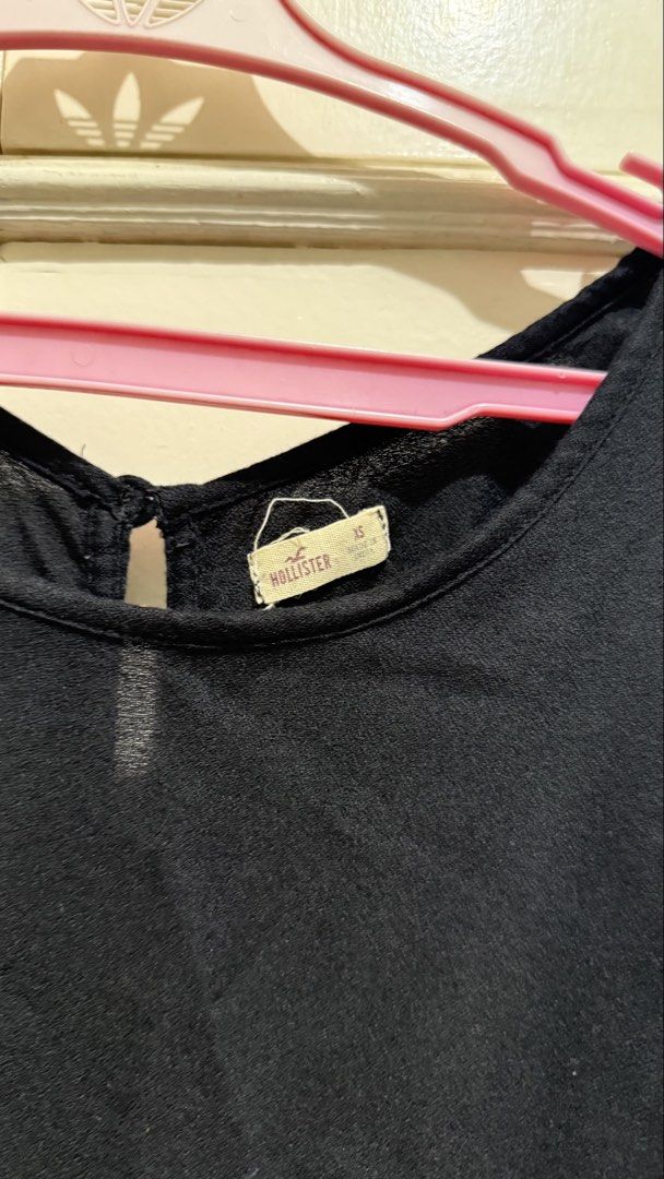 Hollister Black Sleeveless Blouse (Category: Sleeveless) located in Floridablanca. Submitted by cldeclutters (Listing ID 1453890136, Image 2). Description: XS on tag but perfect for XS-S built low price since has minor defects but still nice to wear.