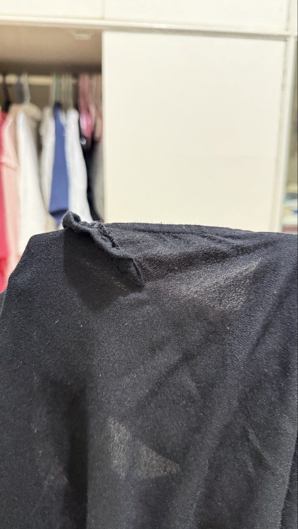 Hollister Black Sleeveless Blouse (Category: Sleeveless) located in Floridablanca. Submitted by cldeclutters (Listing ID 1453890136, Image 3). Description: XS on tag but perfect for XS-S built low price since has minor defects but still nice to wear.