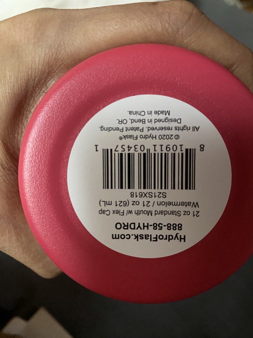 Hydroflask 21oz (Category: Water Bottles & Tumblers) located in Makati City. Submitted by jdeep9 (Listing ID 1453836814, Image 3). Description: Original 21oz Standard mouth Never used natambak lang Box medyo sira na.