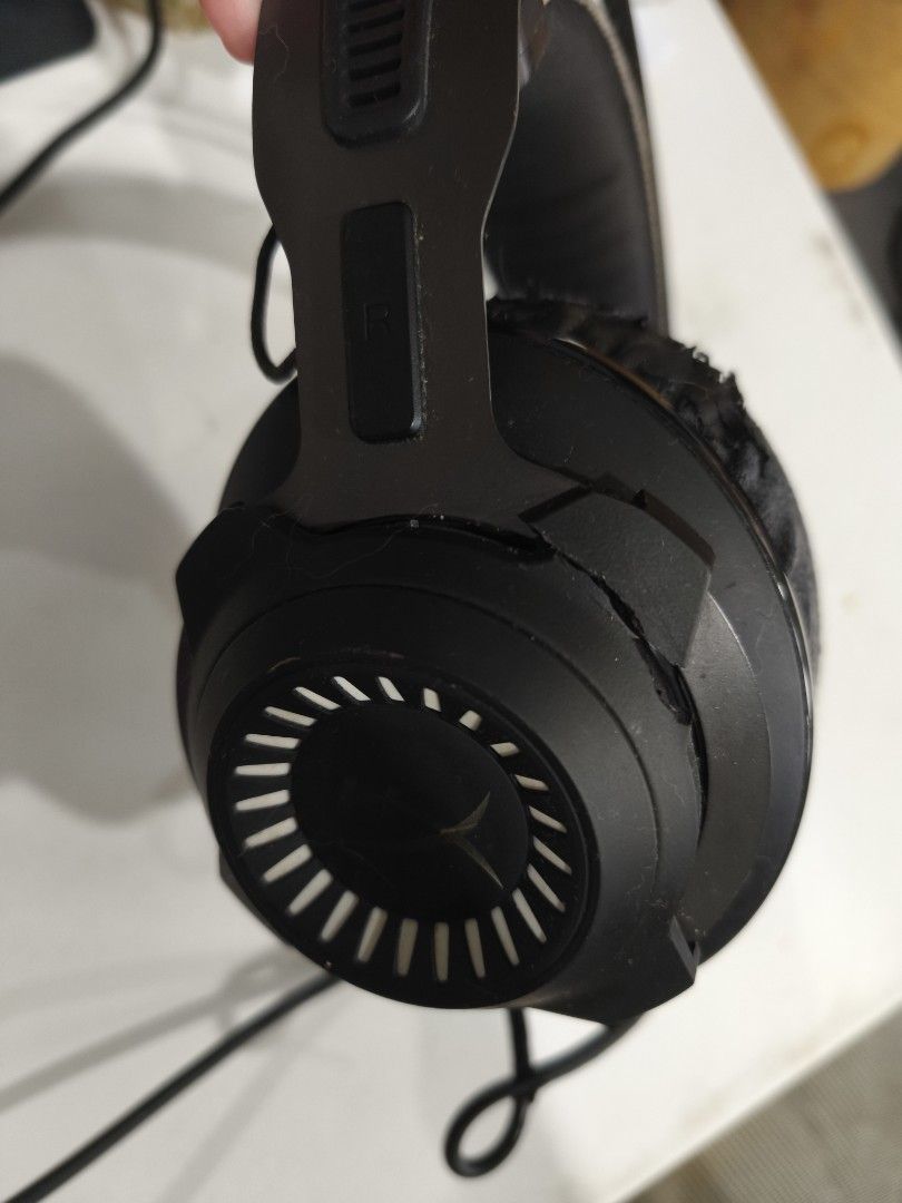 HyperX Revolver Gaming Headset (Category: Headphones & Headsets) located in Manila. Submitted by mikany (Listing ID 1453840171, Image 2). Description: HyperX revolver decluttering issues: faulty mic, ear pads needs replacement loc: vito cruz manila.