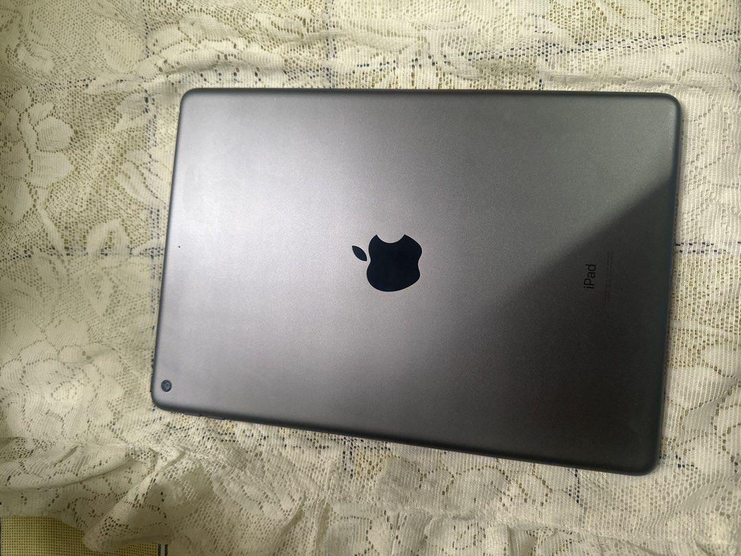 iPad 9th generation (Category: iPad) located in Quezon City. Submitted by starskite (Listing ID 1454000120, Image 2). Description: Selling iPad 9th generation for 10k. Battery is good with up to 10-12 hours of use. Pwede pang students or pang work .