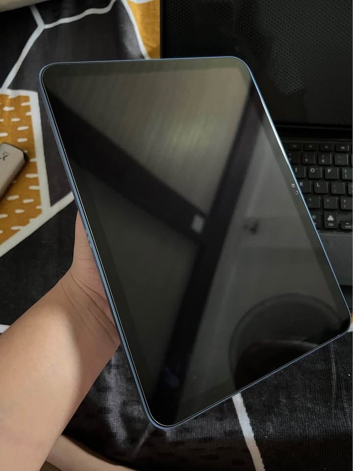 IPAD A16 256GB (Category: iPad) located in Caloocan City. Submitted by ginaaa0.wolf (Listing ID 1453992903, Image 2). Description: 📱 FOR SALE ONLY! ✨ iPad A16 (Wi-Fi Only) 💙 Color: Blue 💾 Storage: 256 🔋 Battery Health: 100% 📌 Condition: • No issues • No repair history • Well-maintained • Few minimal scratches on the screen • 99% smooth body • No dents ✅ Touch ID (Fingerprint) – Working ✅ Power Button – Working ✅ Volume Buttons – Working 💯 A